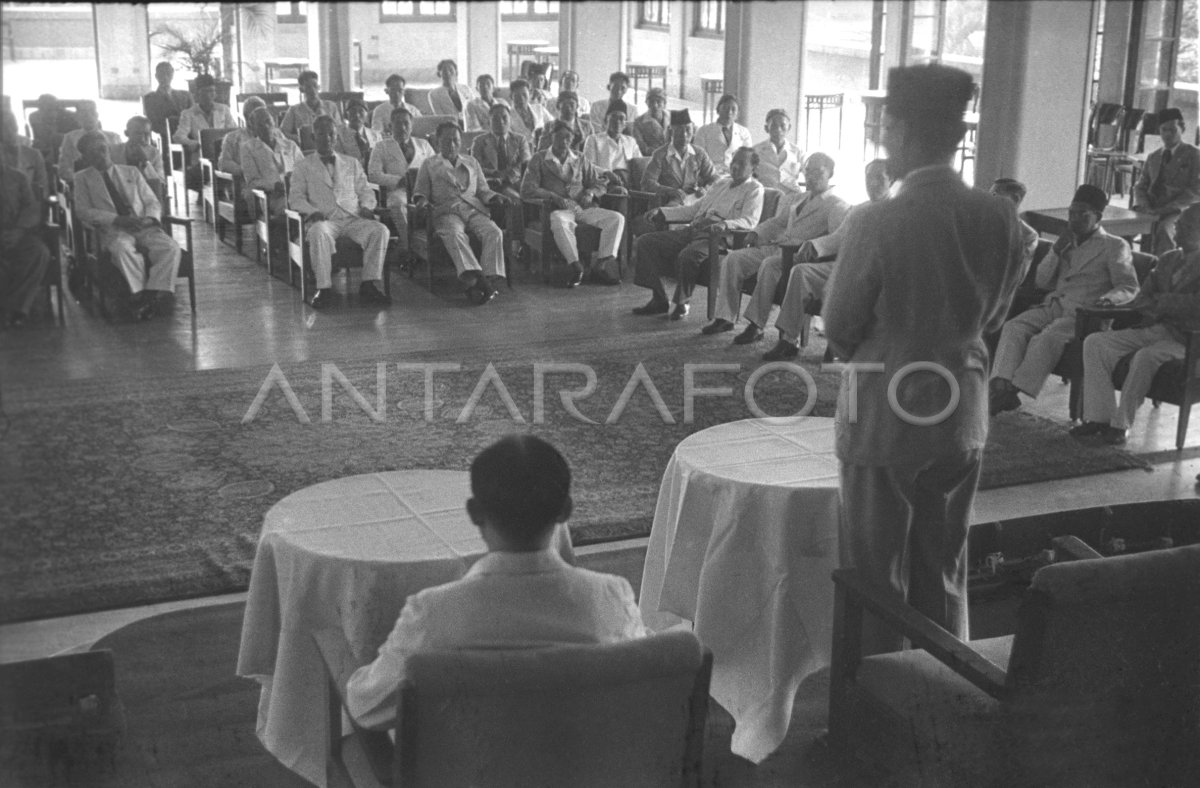 KONFERENSI PEGAWAI NEGERI PERTAMA