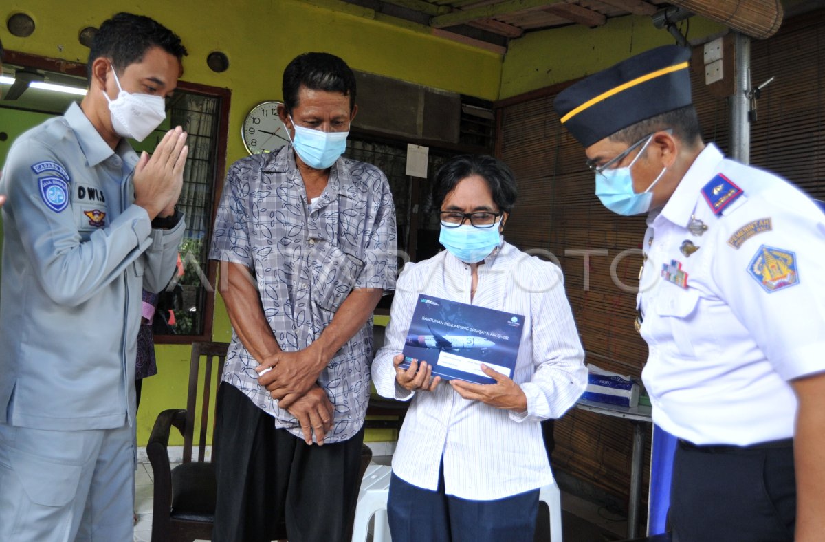 PENYERAHAN SANTUNAN PRAMUGARI SRIWIJAYA AIR | ANTARA Foto