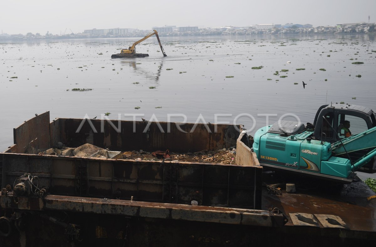 PENGERUKAN WADUK PLUIT | ANTARA Foto