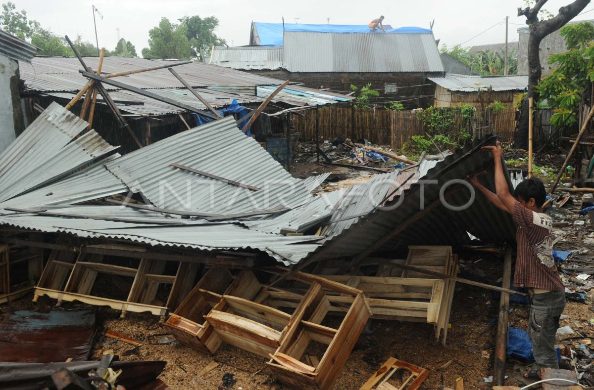 ANGIN PUTING BELIUNG | ANTARA Foto