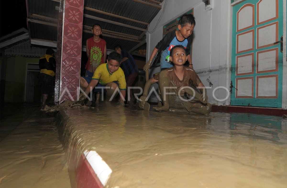 RATUSAN RUMAH TERENDAM BANJIR | ANTARA Foto