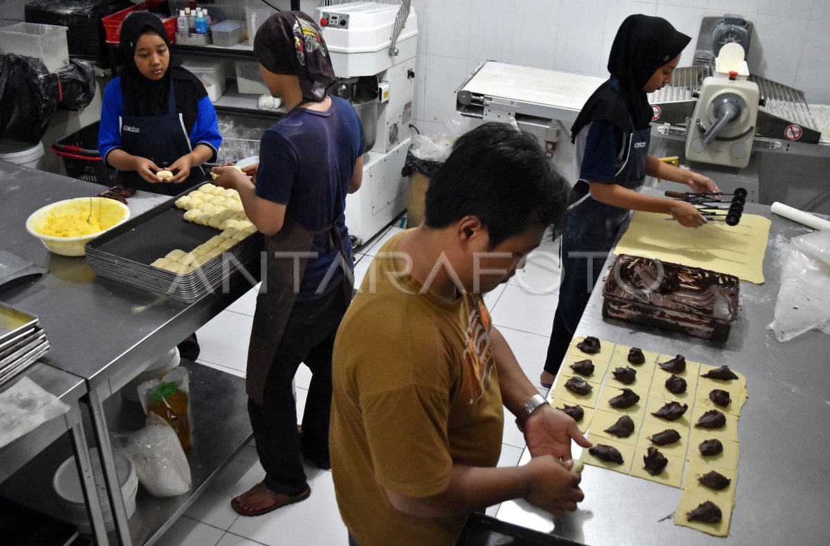 PERTUMBUHAN INDUSTRI MAKANAN DAN MINUMAN | ANTARA Foto