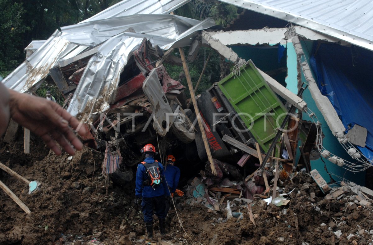 PENCARIAN KORBAN BENCANA TANAH LONGSOR GOWA | ANTARA Foto