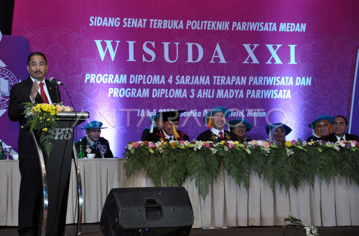 WISUDA MAHASISWA PARIWISATA | ANTARA Foto