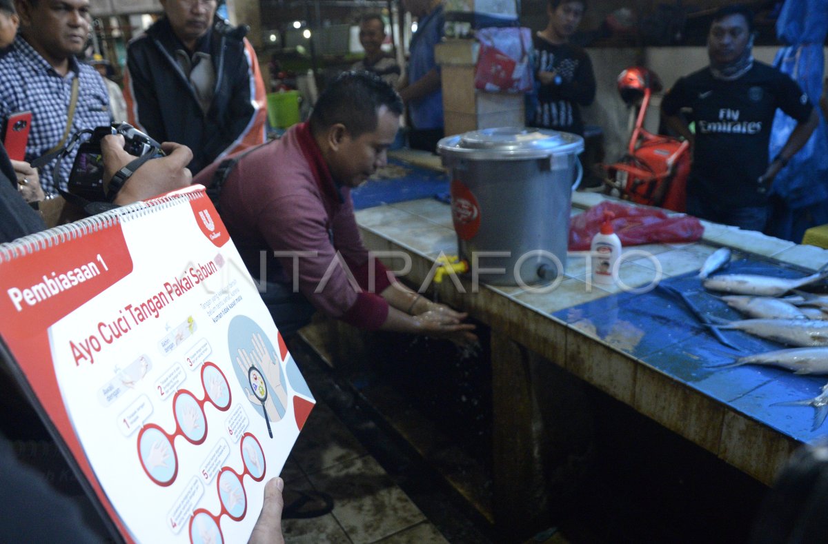 Sosialisasi Gerakan Cuci Tangan Pakai Sabun Di Pasar Antara Foto