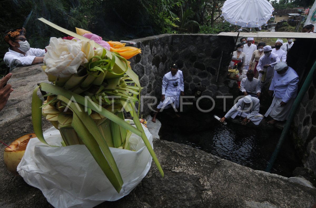 UPACARA MENDAK TIRTA UMAT HINDU | ANTARA Foto