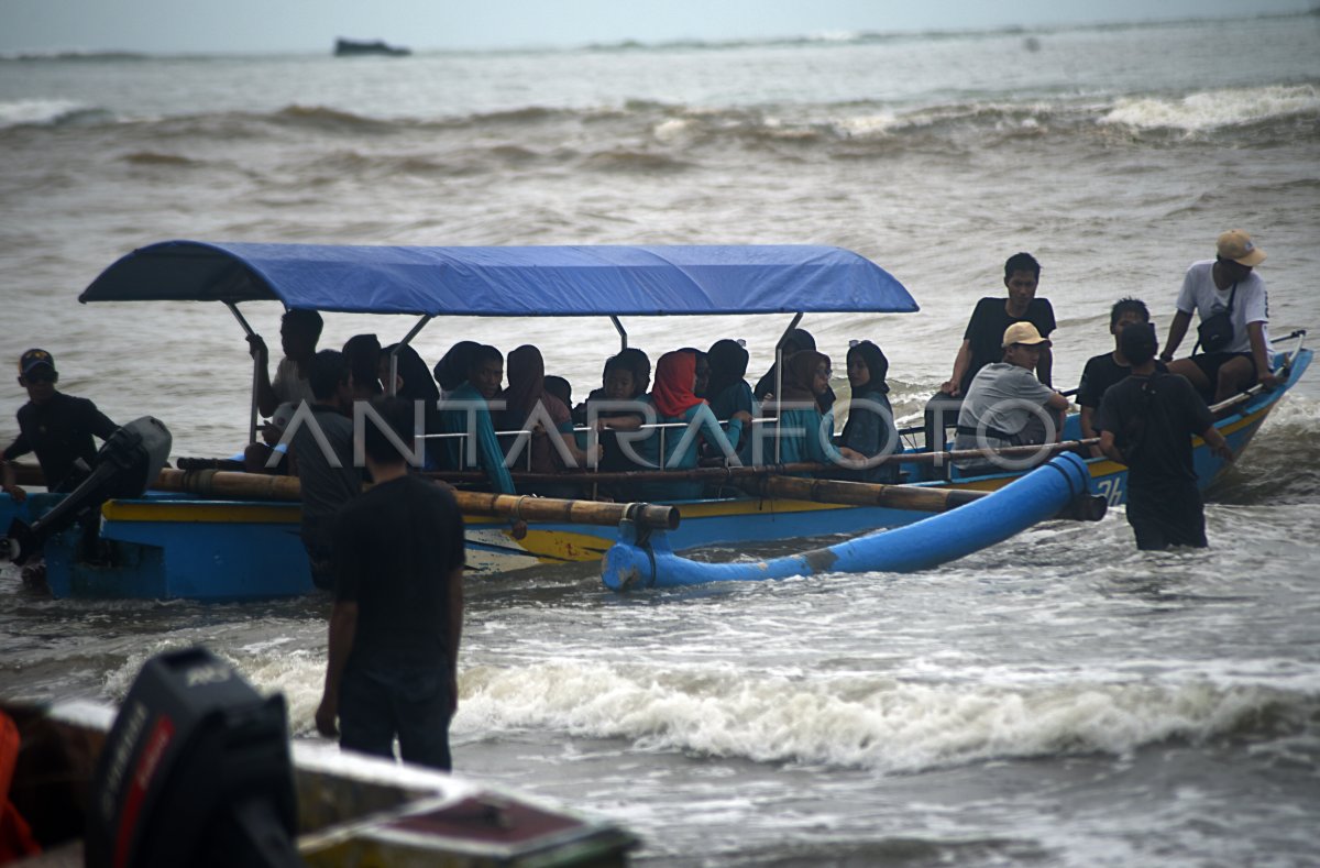 LIBUR AKHIR TAHUN DI PANTAI ANYER | ANTARA Foto