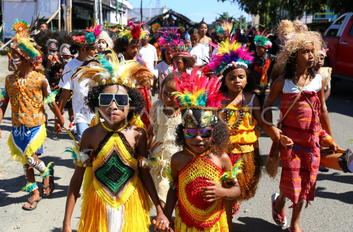 Pawai Budaya Pekabaran Injil Di Papua Barat | ANTARA Foto