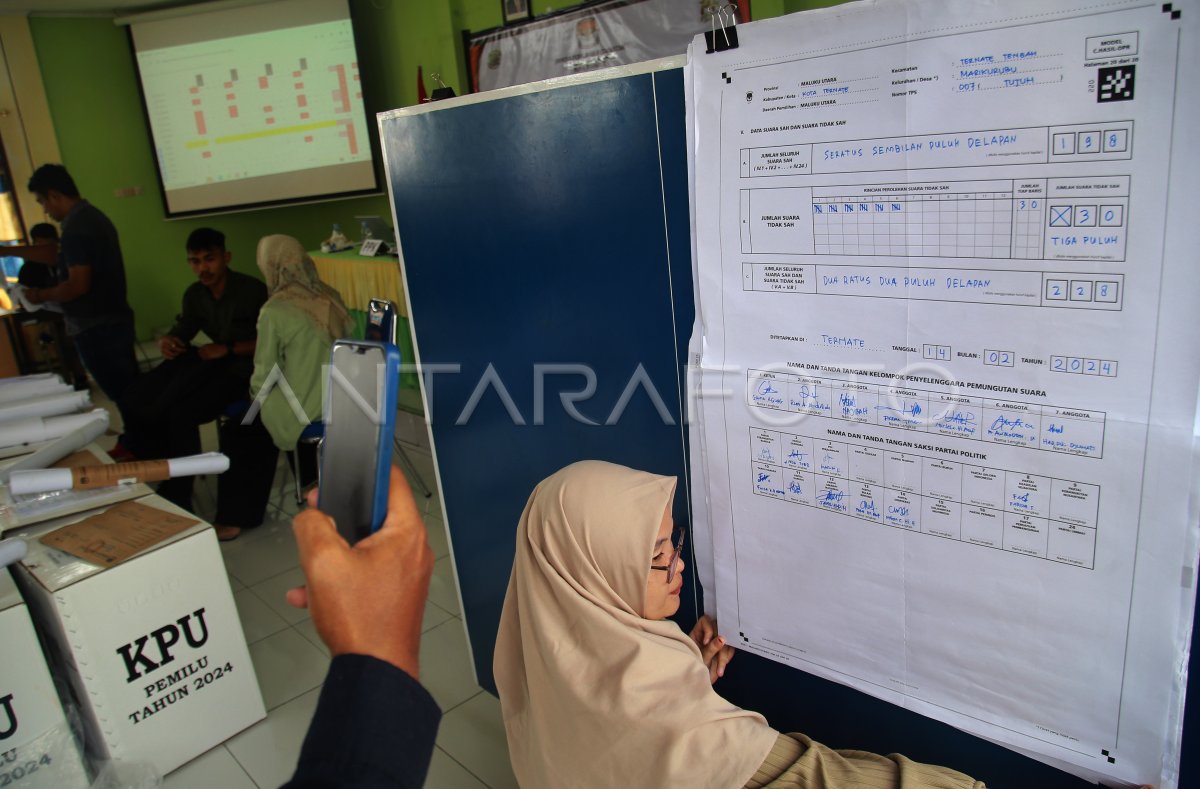 Rekapitulasi Penghitungan Suara Pemilu 2024 Di Ternate | ANTARA Foto