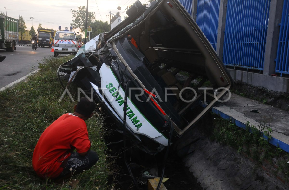 KECELAKAAN BUS ANGKUTAN UMUM | ANTARA Foto