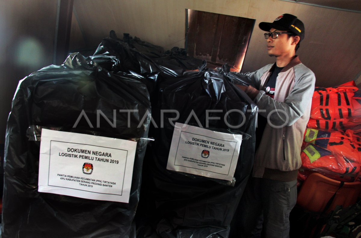 Distribusi Logistik Pemilu Ke Pulau Luar Antara Foto