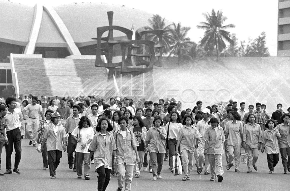 UNJUK RASA BURUH MAYORA INDAH DI GEDUNG DPR | ANTARA Foto