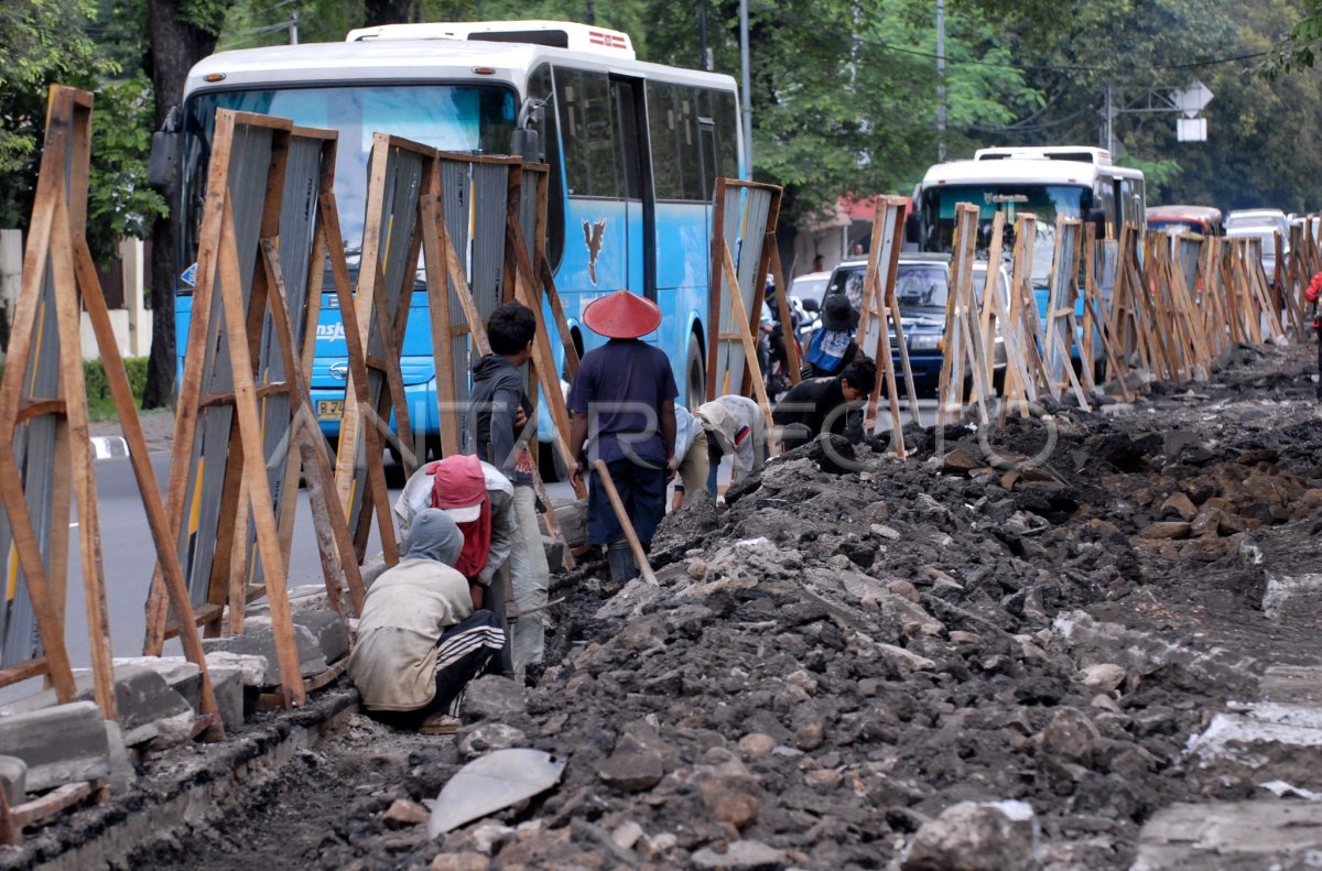 Perbaikan Jalur Busway Antara Foto