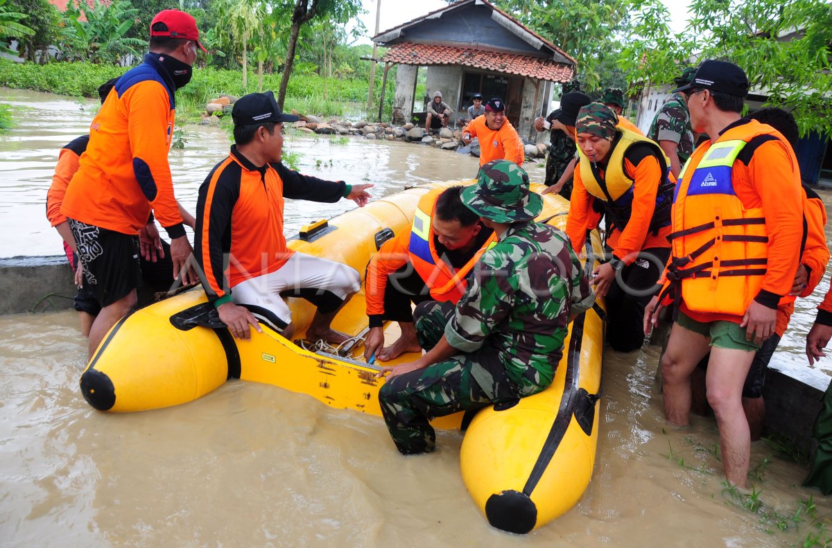 Evakuasi Korban Banjir Antara Foto