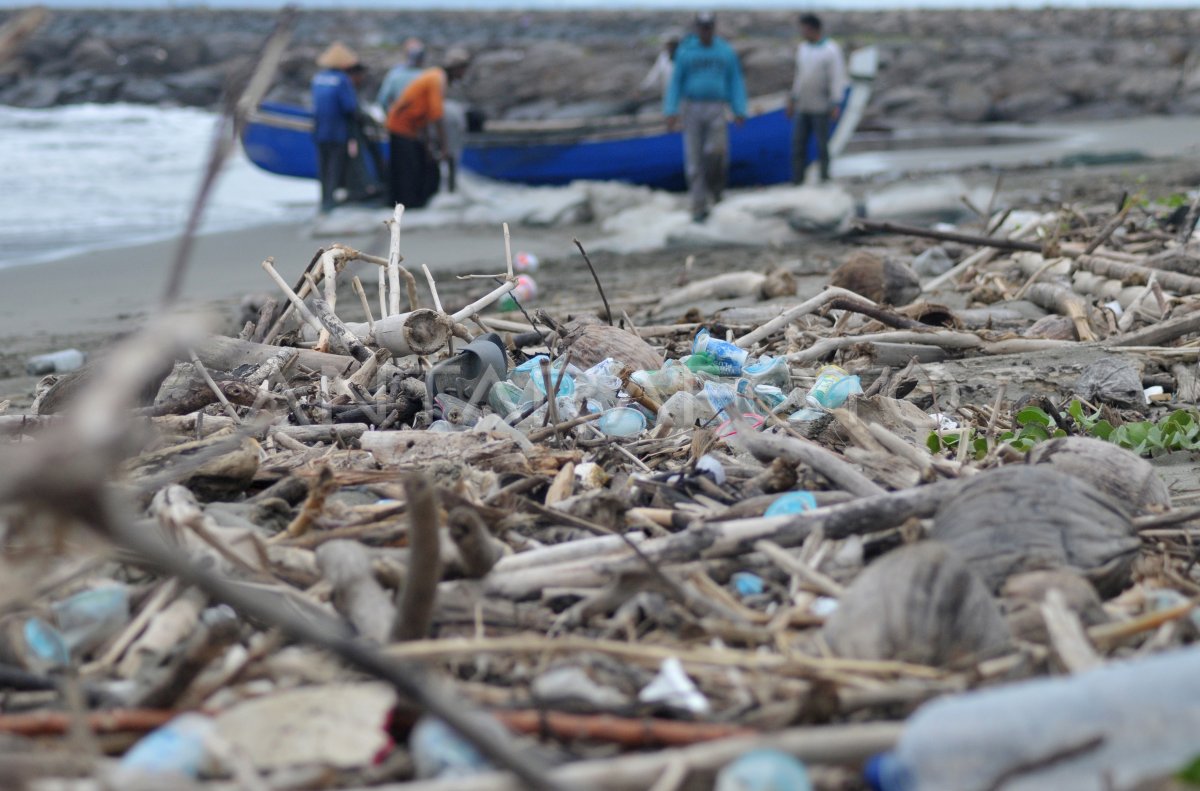 PANTAI TERCEMAR SAMPAH PLASTIK | ANTARA Foto