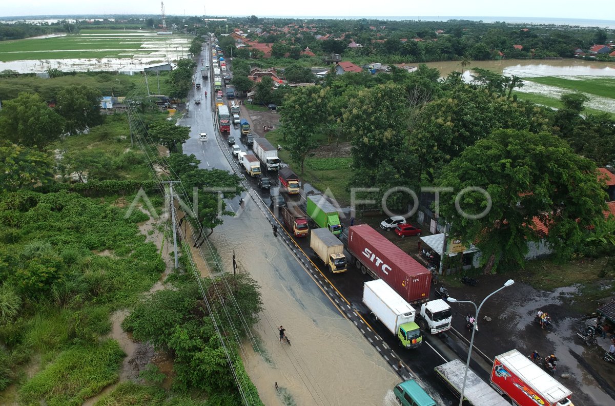 JALUR PANTURA TEGAL BANJIR | ANTARA Foto