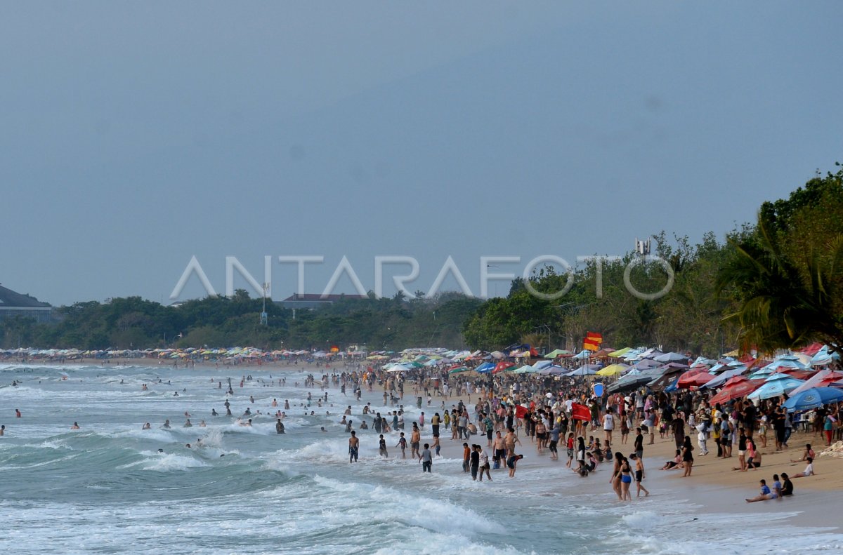 WISATA AKHIR TAHUN DI PANTAI KUTA | ANTARA Foto