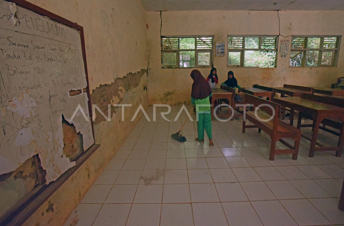 Sekolah rusak di Banten