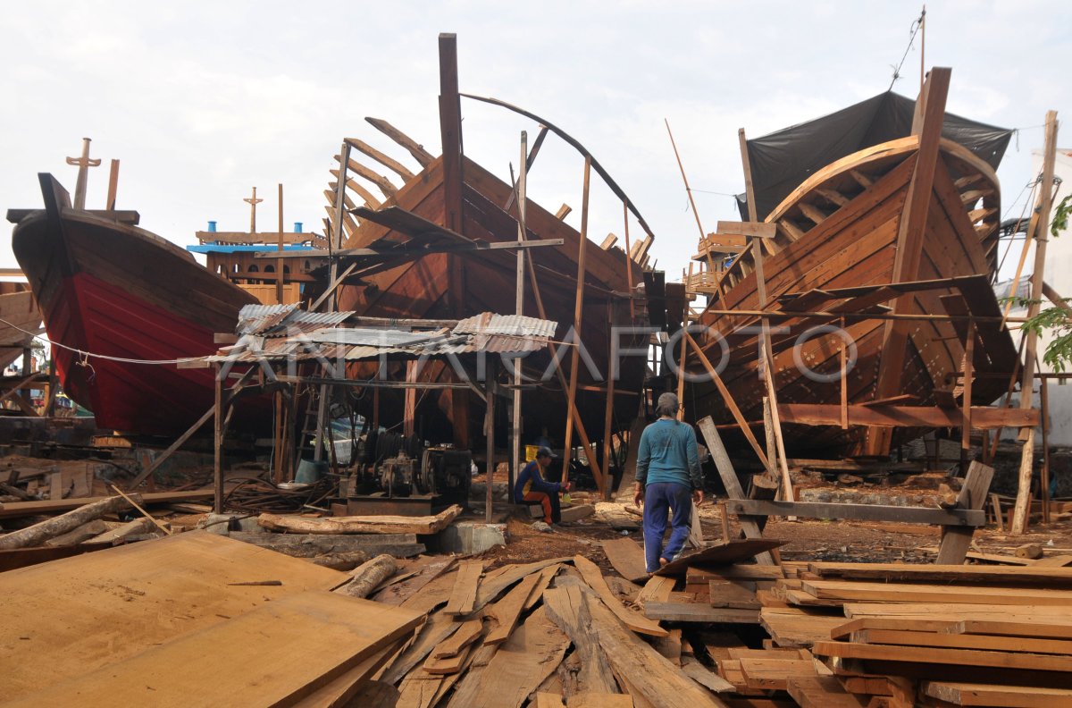 Pembuatan Kapal Nelayan Antara Foto