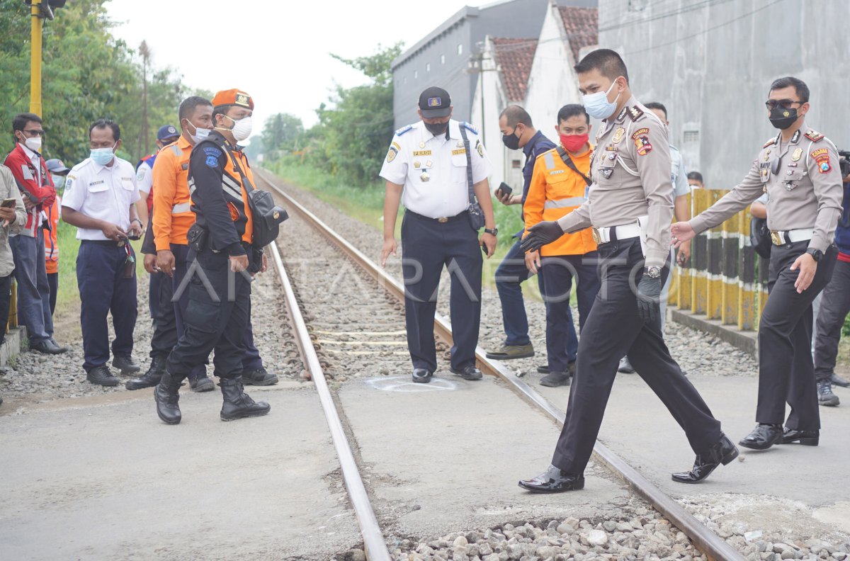 PENYELIDIKAN PENYEBAB KECELAKAAN ANTARA BUS DAN KERETA API | ANTARA Foto