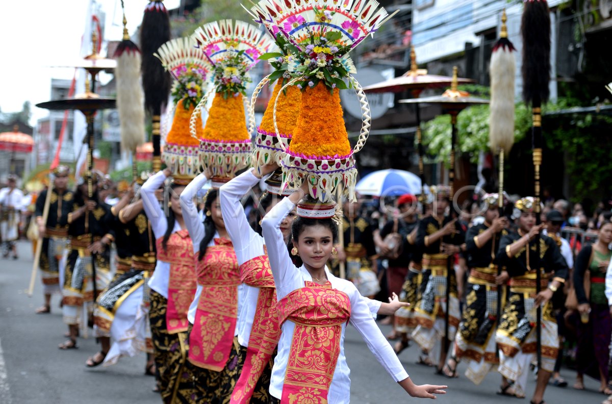 PARADE SENI BUDAYA NUSANTARA DI BALI | ANTARA Foto