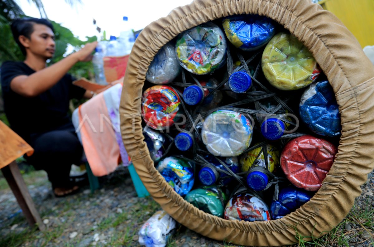 Kerajinan Daur Ulang Sampah Plastik Di Aceh Barat Antara Foto