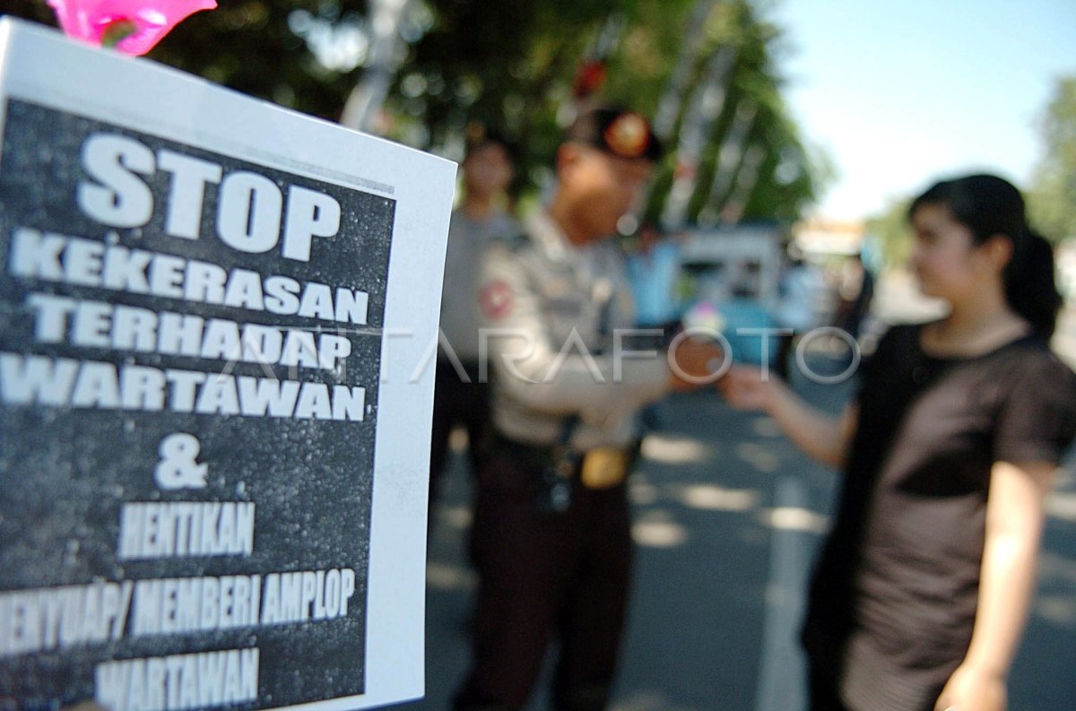 STOP KEKERASAN WARTAWAN. | ANTARA Foto