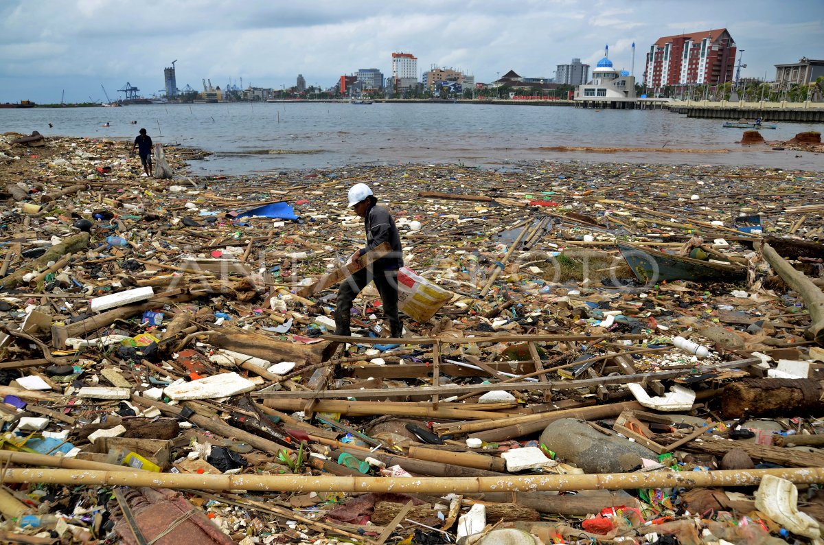 SAMPAH PANTAI LOSARI | ANTARA Foto