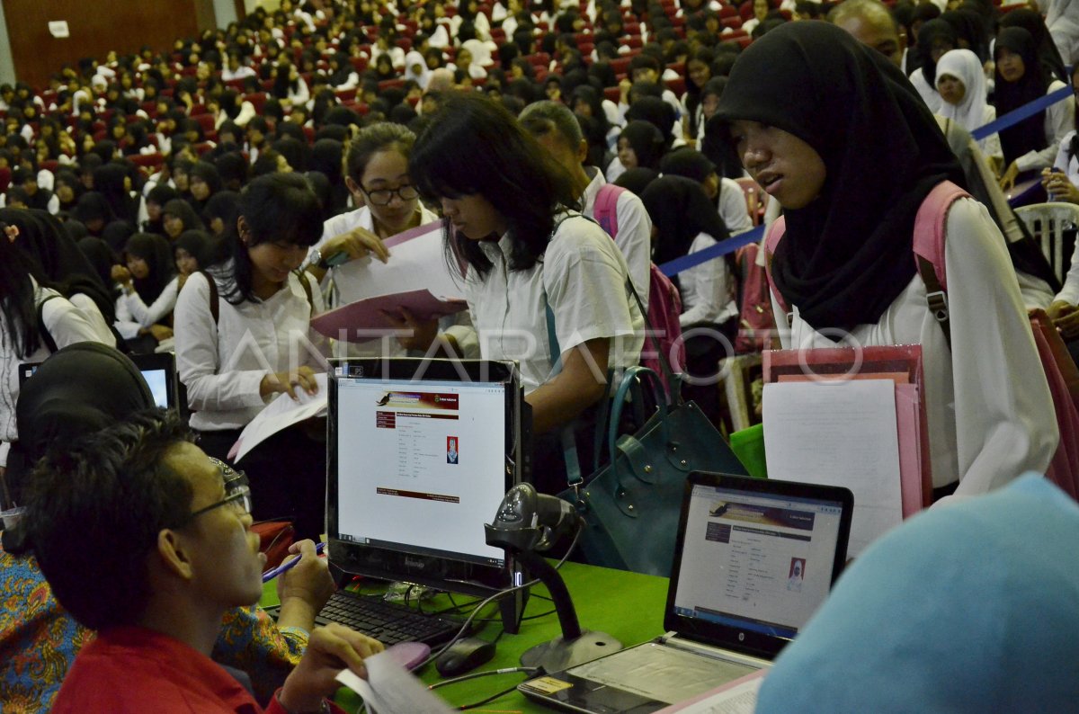 Penerimaan Jalur Prestasi Akademik | Antara Foto