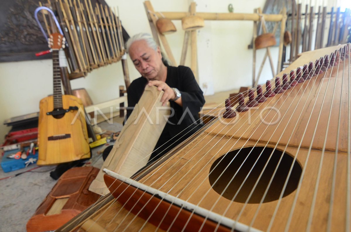 ALAT MUSIK BAMBU | ANTARA Foto