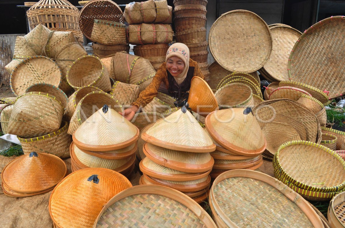 PERABOT RUMAH TANGGA BERBAHAN BAMBU | ANTARA Foto