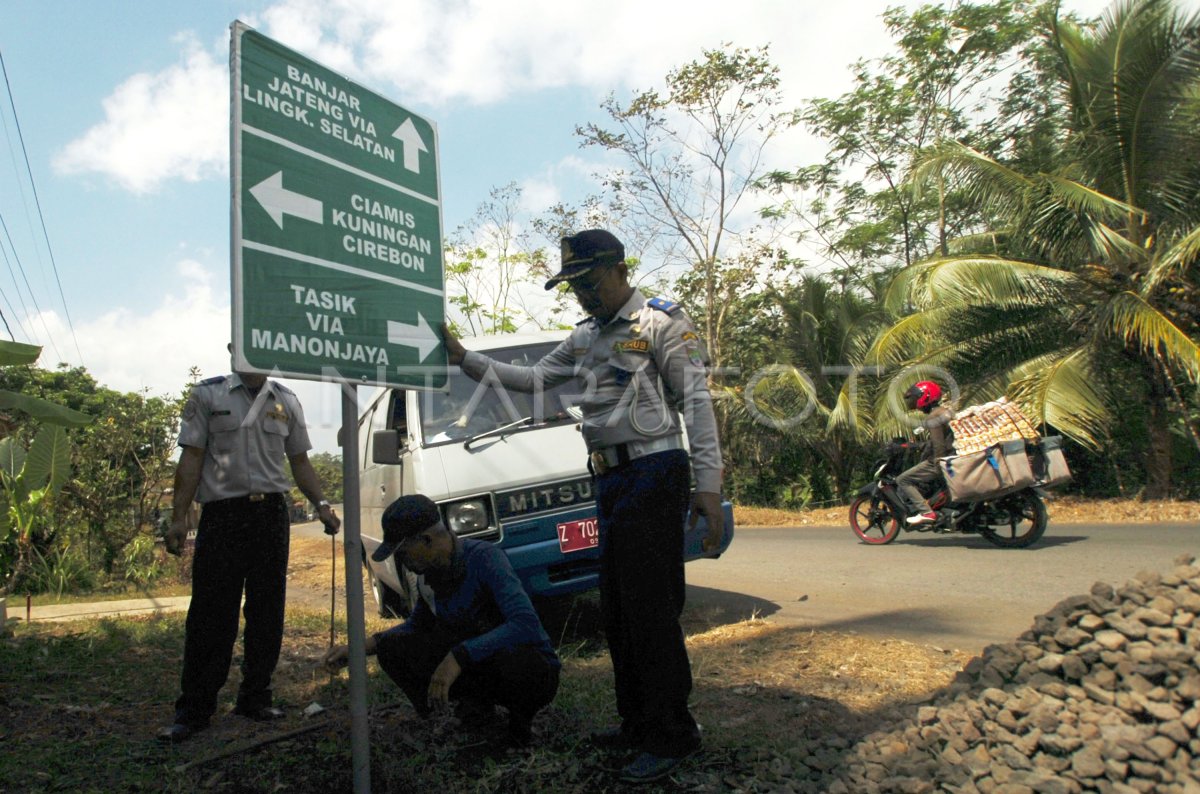 RAMBU PETUNJUK ARAH MUDIK | ANTARA Foto