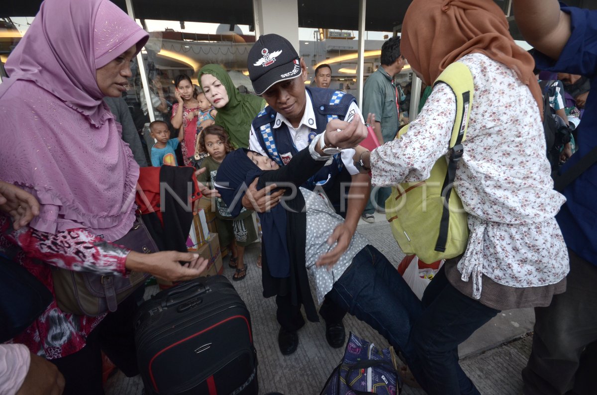 ARUS MUDIK PELABUHAN MAKASSAR | ANTARA Foto