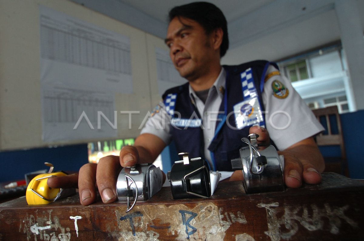 VOLUME PEMUDIK MENURUN | ANTARA Foto