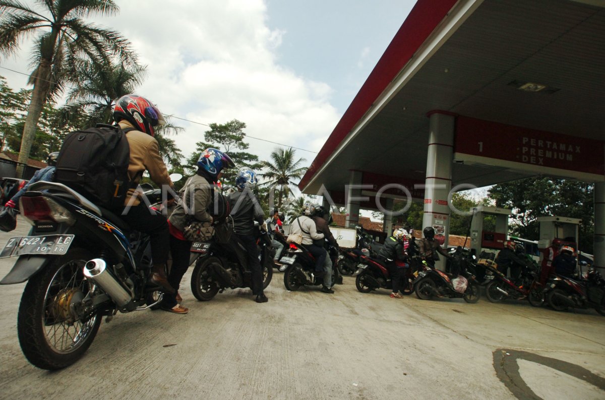 ANTREAN PEMUDIK MOTOR DI SPBU | ANTARA Foto