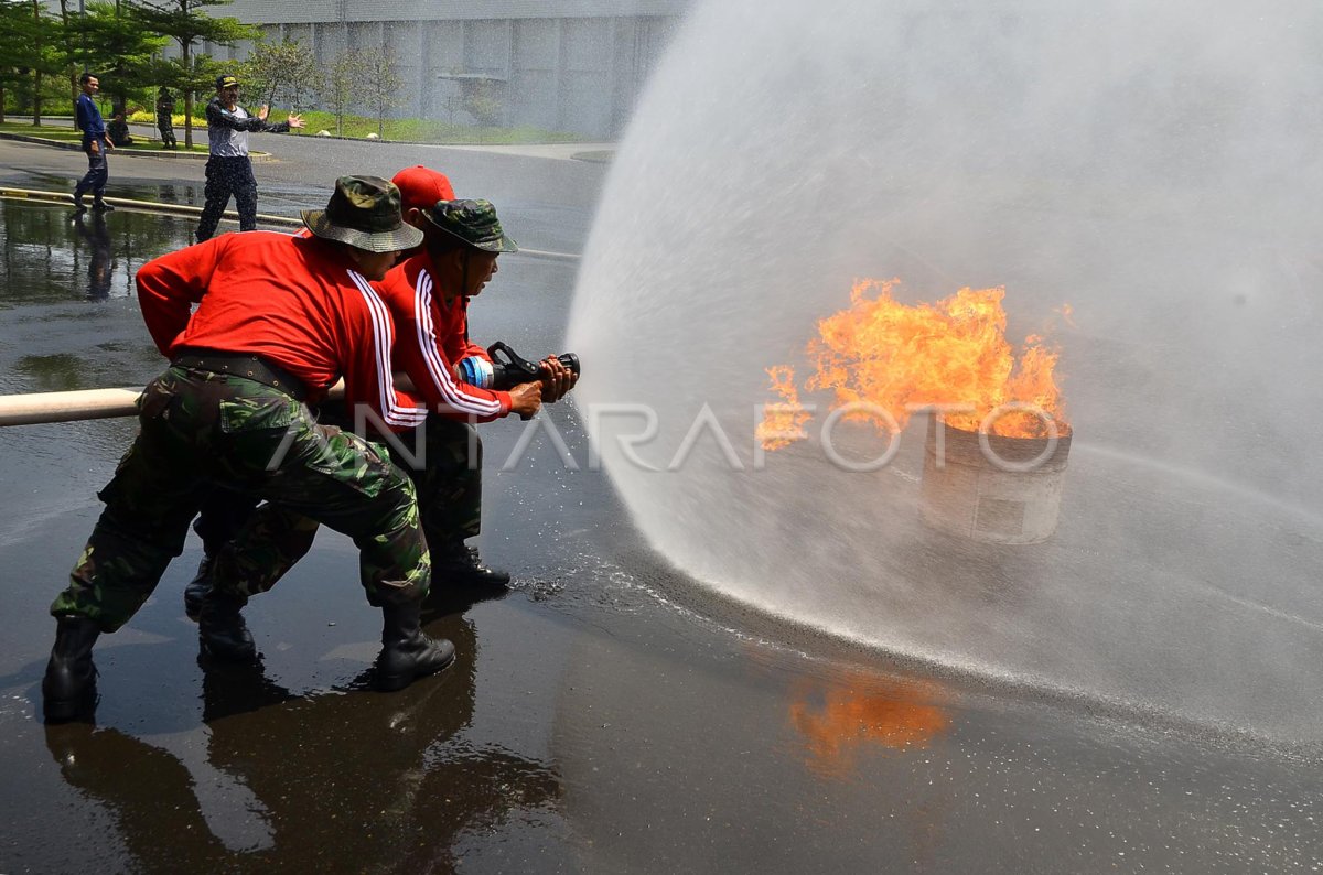 LATIHAN SIMULASI KEBAKARAN | ANTARA Foto