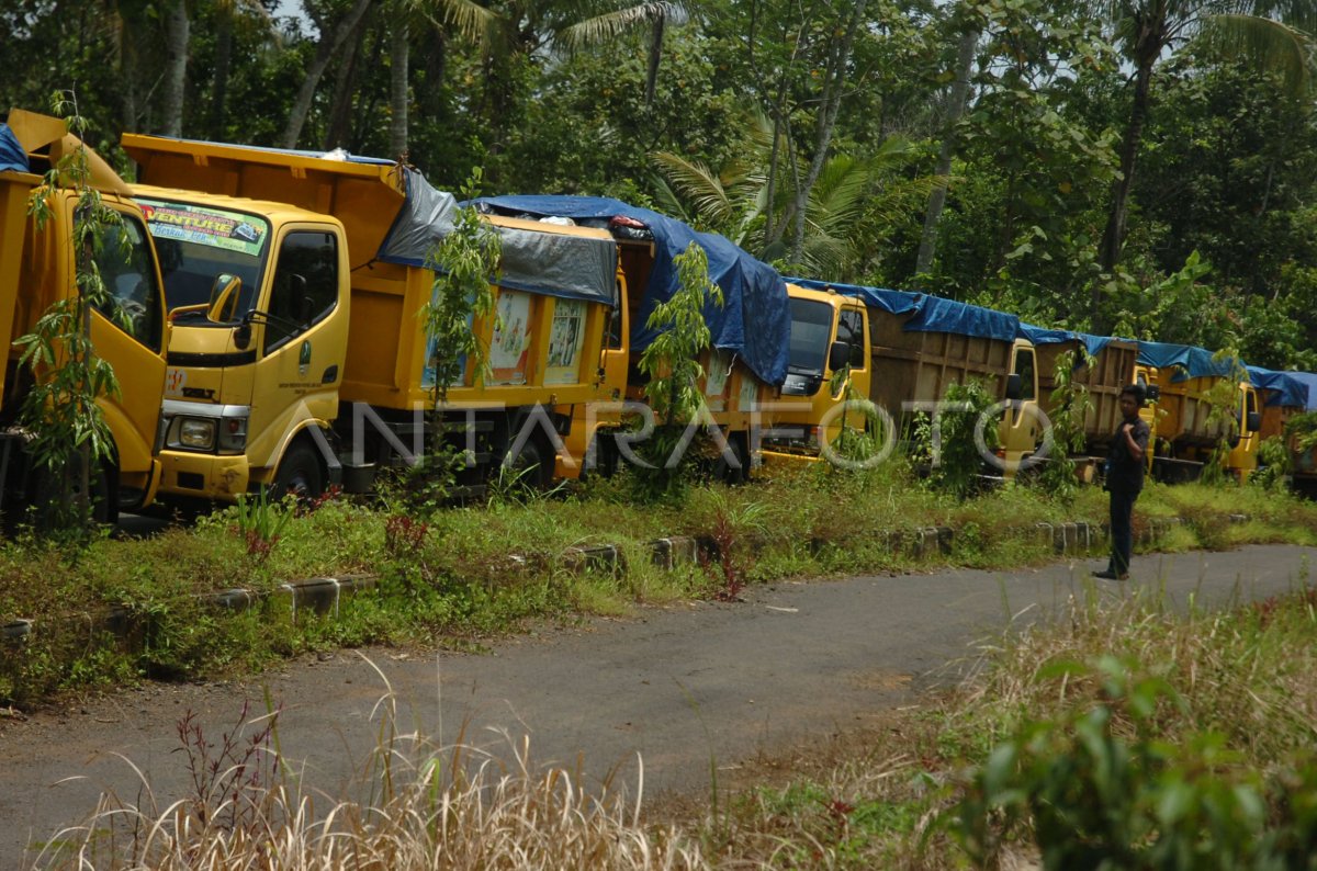 BLOKIR TRUK PENGANGKUT SAMPAH | ANTARA Foto