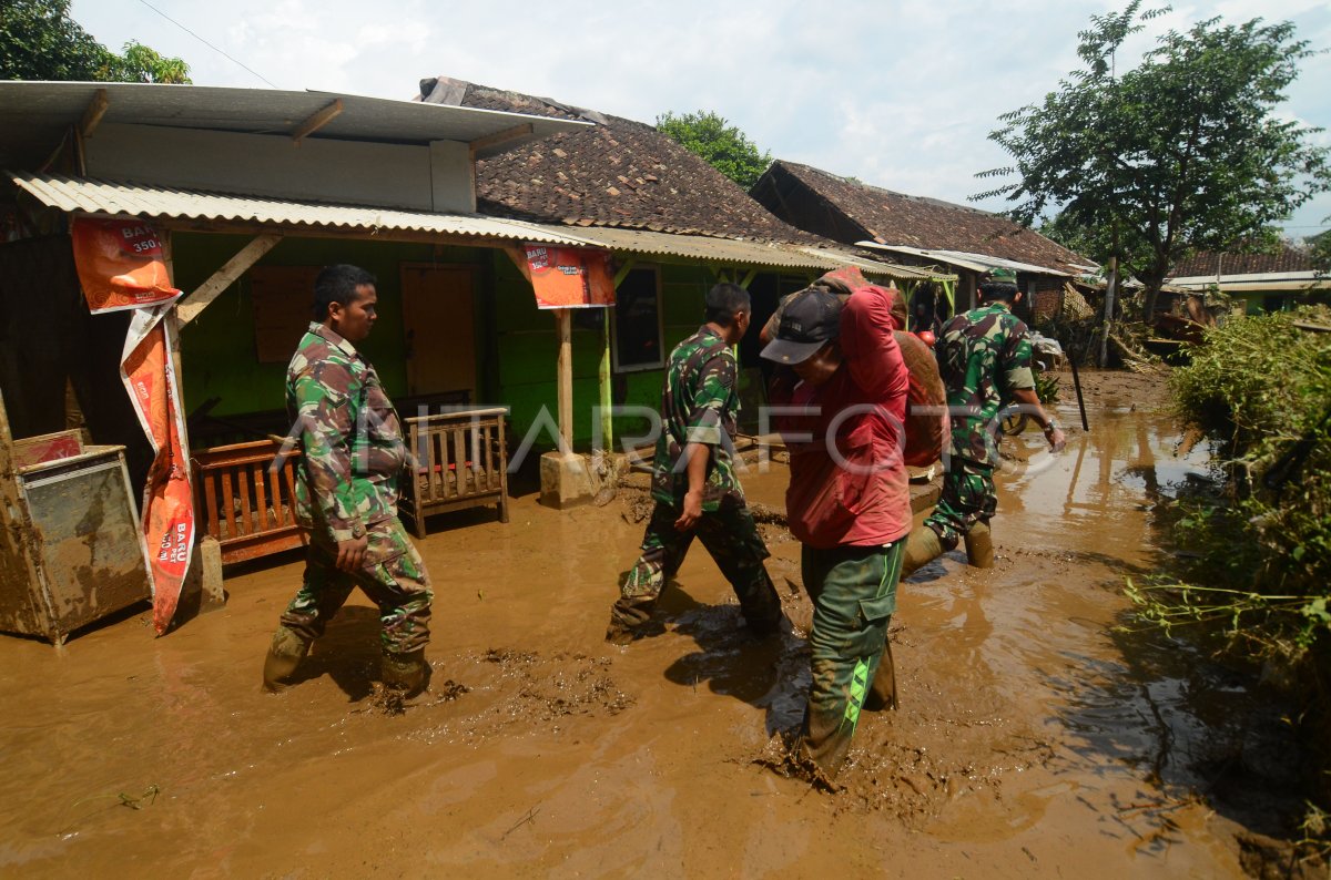 Korban Jiwa Banjir Bandang Bertambah Antara Foto 0877