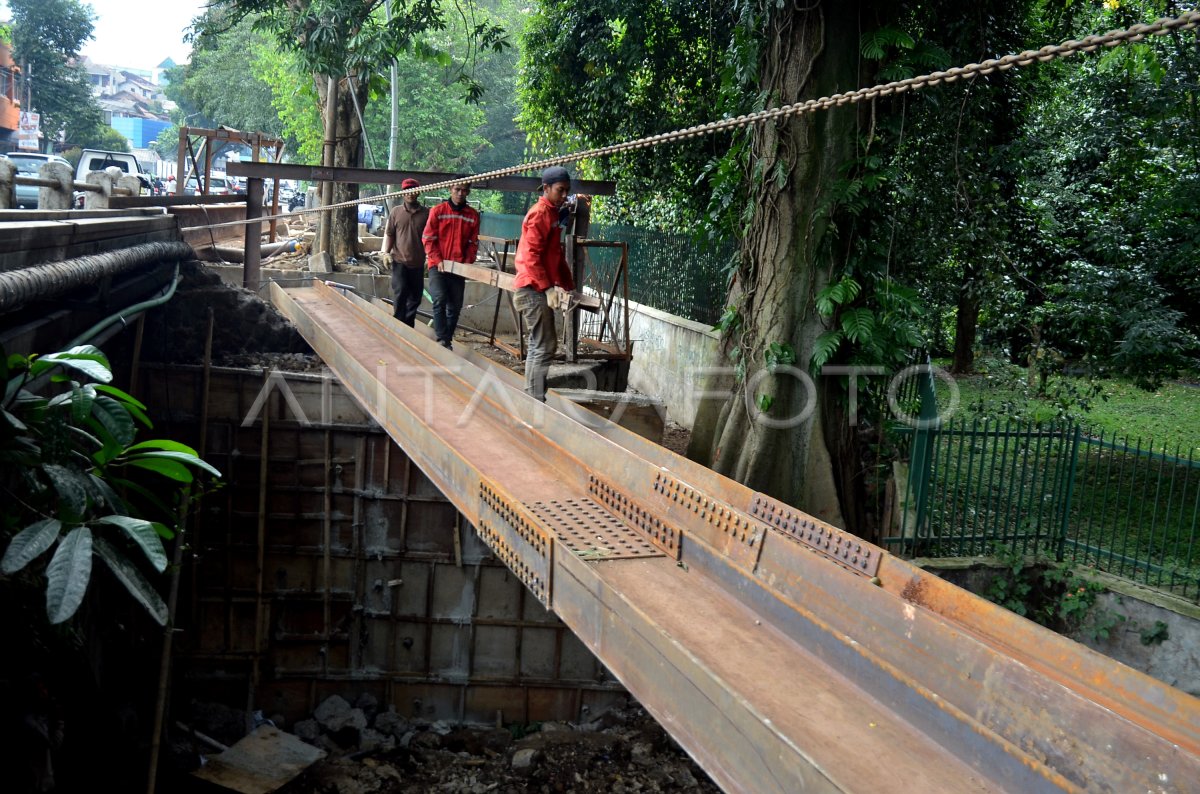 PELEBARAN JEMBATAN DI BOGOR | ANTARA Foto