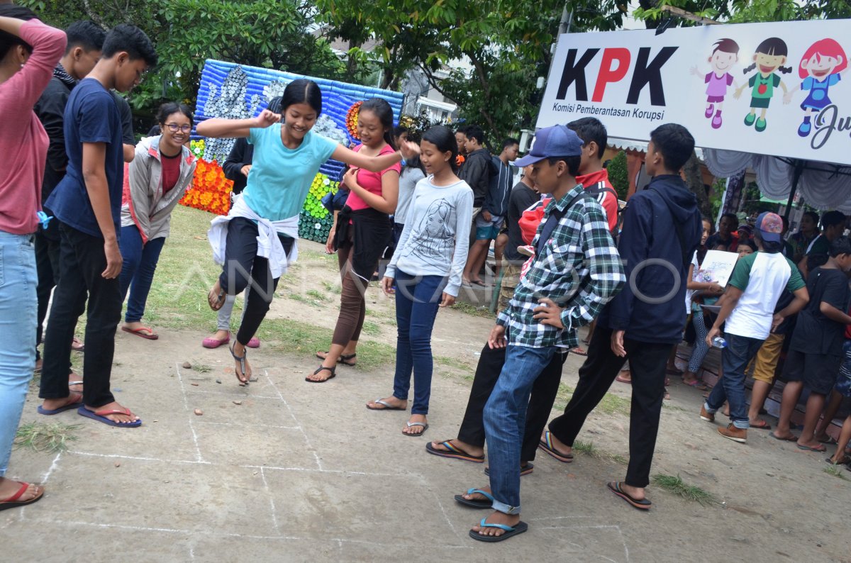 PELESTARIAN SENI PERMAINAN TRADISIONAL | ANTARA Foto