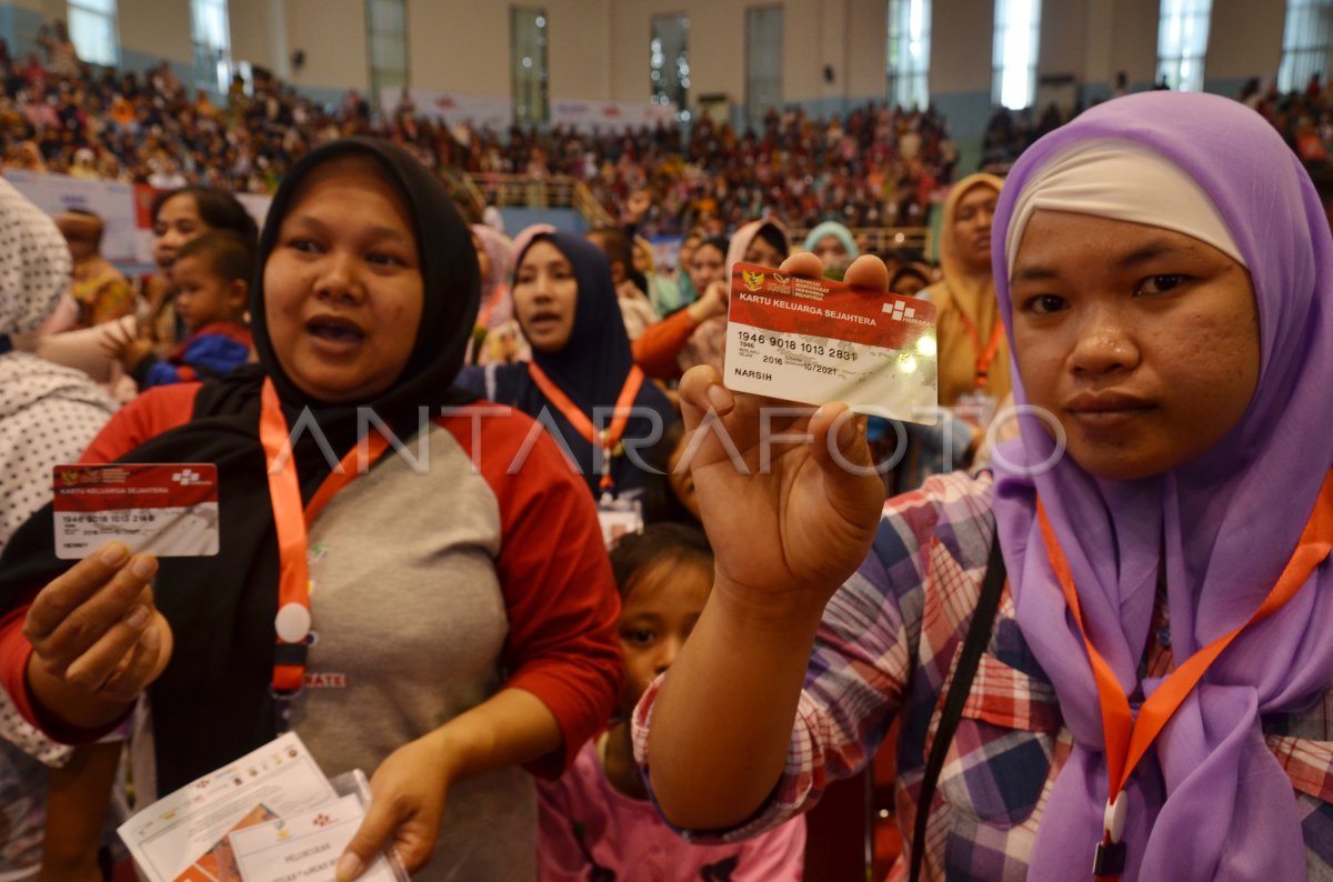 PENYALURAN BANTUAN PANGAN NON TUNAI | ANTARA Foto