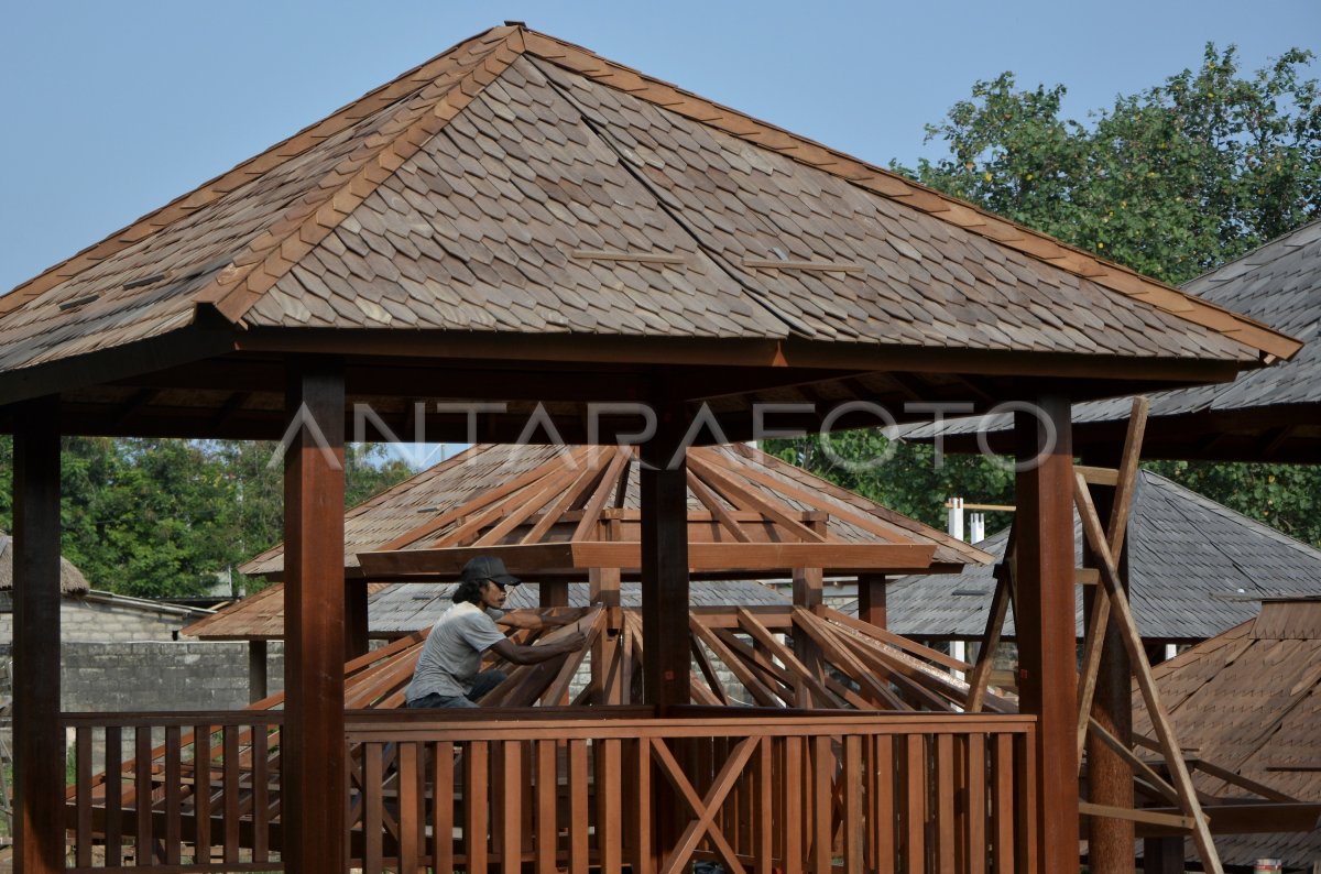 KERAJINAN RUMAH KAYU | ANTARA Foto