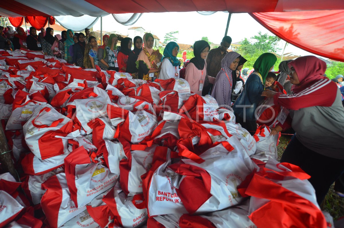 Pembagian Paket Sembako Antara Foto