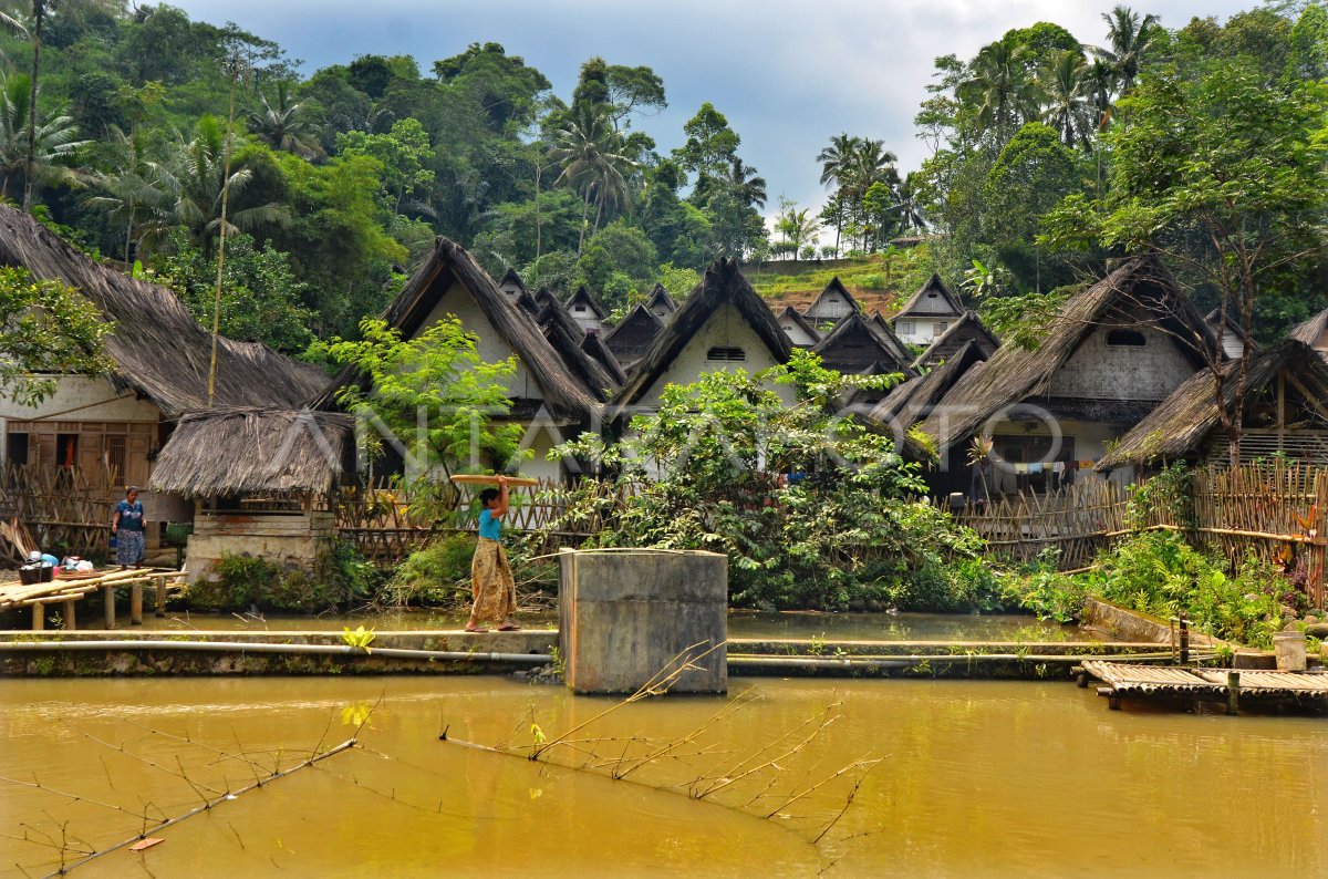 RUMAH ADAT KAMPUNG NAGA TASIKMALAYA | ANTARA Foto