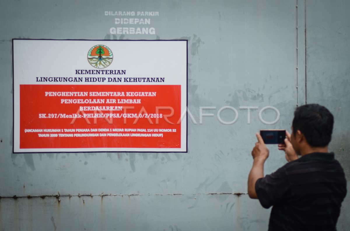 Petugas DLH melakukan penyegelan pabrik