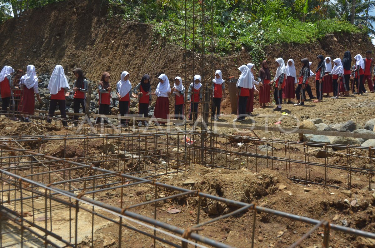 Siswa Kerja Bakti Membangun Sekolah Antara Foto