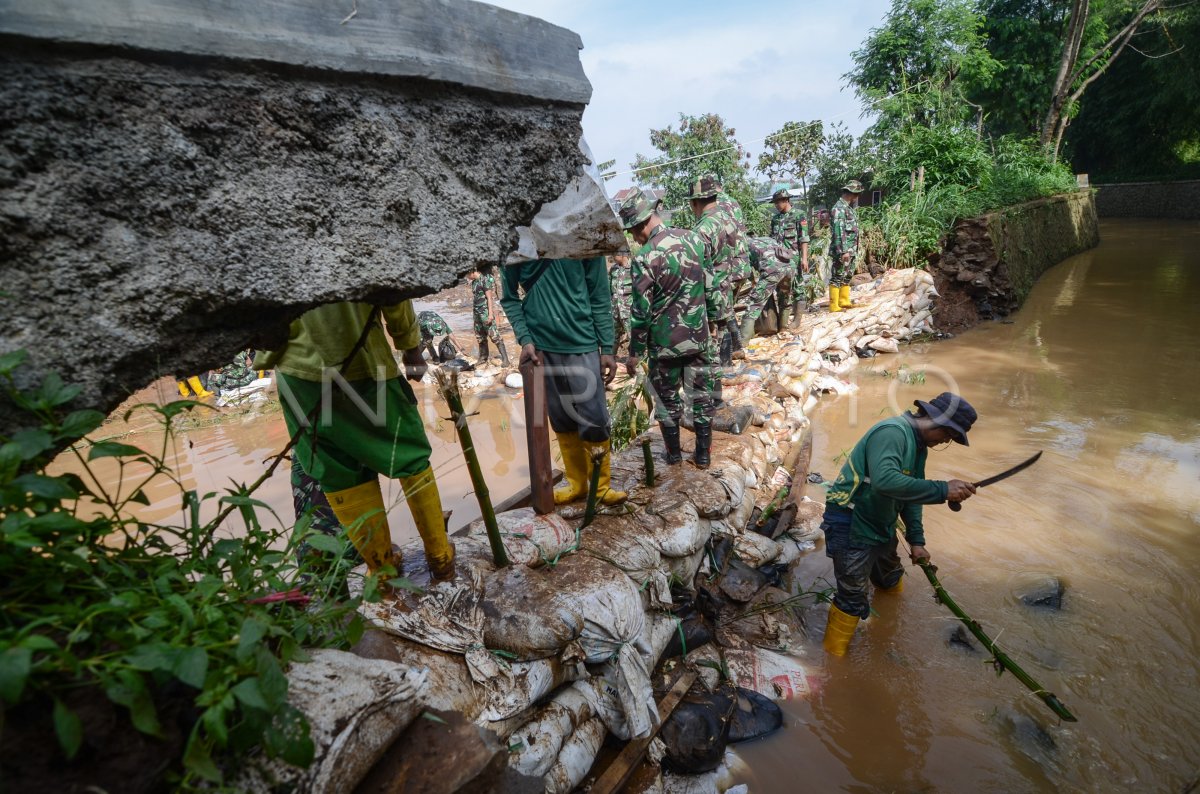 TANGGUL SUNGAI CIRONGGENG JEBOL | ANTARA Foto