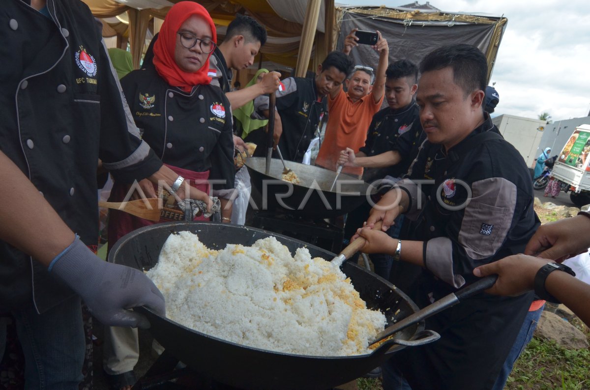 CHEF BAGIKAN MAKANAN GRATIS | ANTARA Foto