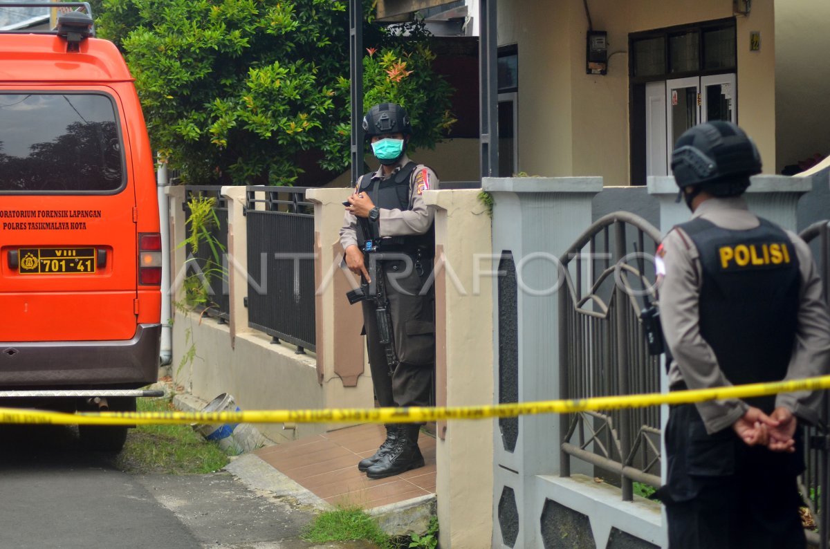 Penggeledahan Rumah Terduga Teroris Di Tasikmalaya Antara Foto