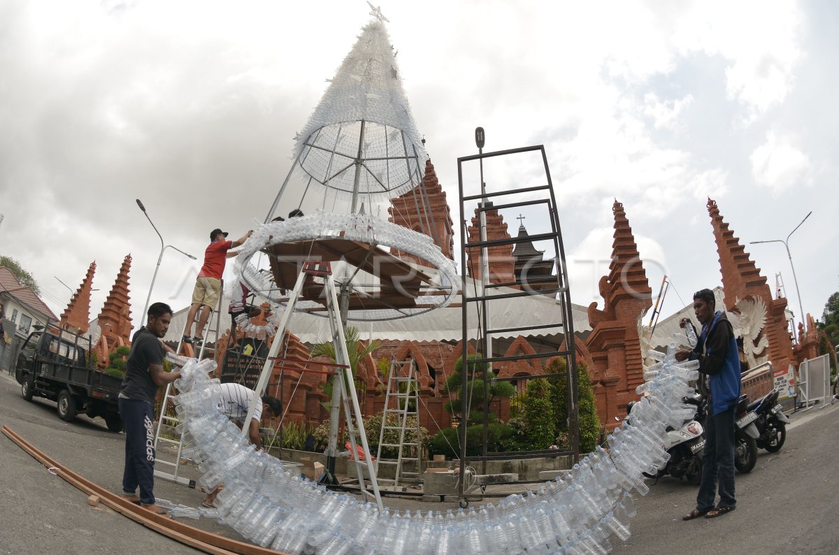 POHON NATAL DARI LIMBAH BOTOL PLASTIK | ANTARA Foto